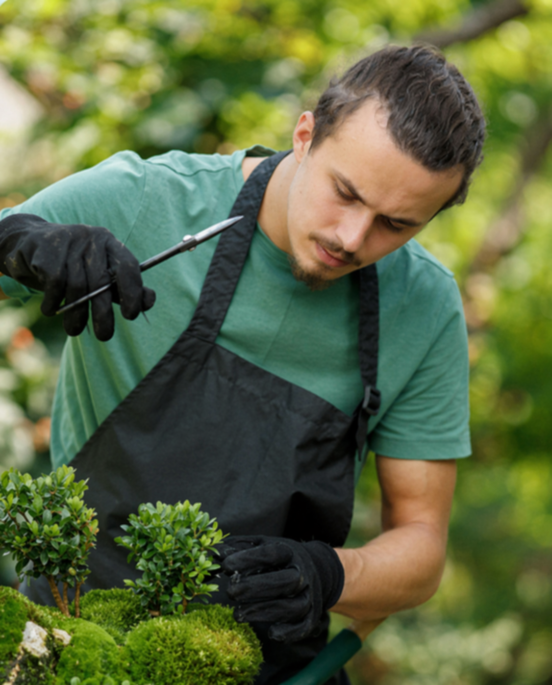 Mathurin au travail dans un jardin